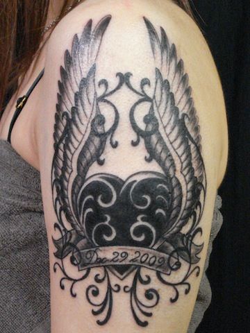 腕,女性,羽,ハート,ブラック＆グレイ,ブラック＆グレータトゥー/刺青デザイン画像