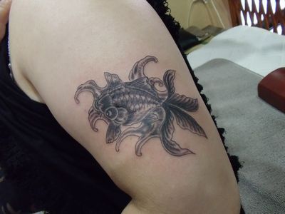 金魚,腕,ブラック＆グレー,ワンポイント,女性タトゥー/刺青デザイン画像