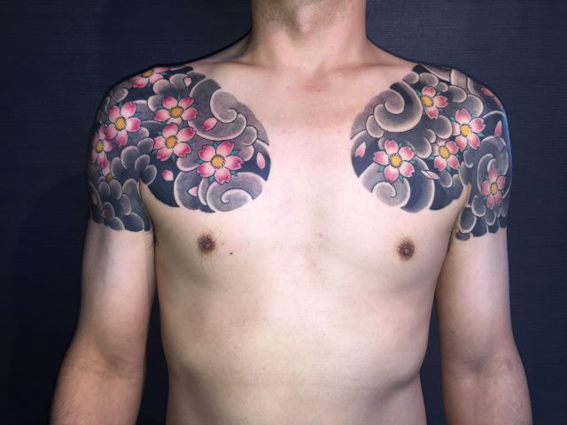 肩,胸,男性,肩腕,額,桜,桜吹雪,カラータトゥー/刺青デザイン画像