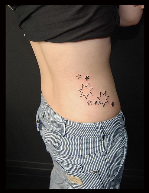 腰,女性,ワンポイント,トライバル,星タトゥー/刺青デザイン画像