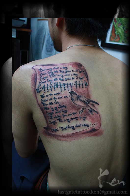背中,文字,レター,鳥,ブラック＆グレー,ワンポイント,動物タトゥー/刺青デザイン画像