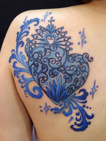 背中,女性,トライバル,ハート,カラー,青タトゥー/刺青デザイン画像