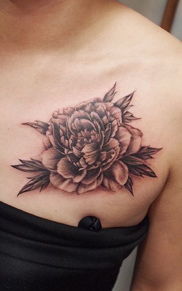 ワンポイント 薔薇 ブラック グレー 花のタトゥーデザイン タトゥーナビ