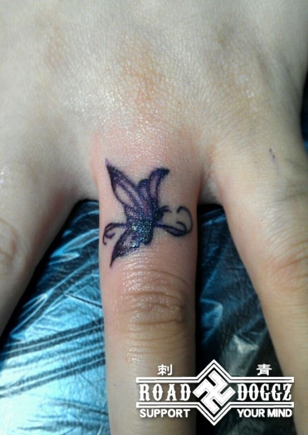 蝶,指,カラー,ワンポイントタトゥー/刺青デザイン画像