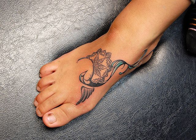 足,女性,トライバル,鳥タトゥー/刺青デザイン画像