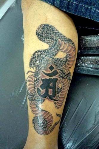 ふくらはぎ,大蛇,蛇,ブラック＆グレイタトゥー/刺青デザイン画像