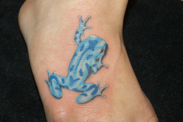 足,足首,女性,ワンポイント,蛙,カエル,カラー,青,カラフルタトゥー/刺青デザイン画像