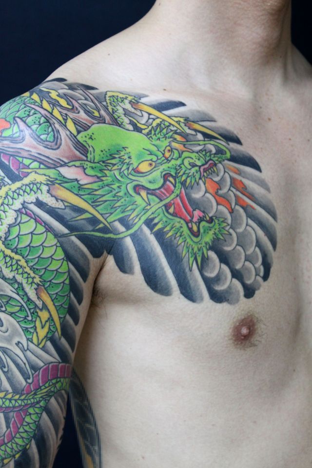 腕,二の腕,男性,胸,龍,額,カラータトゥー/刺青デザイン画像