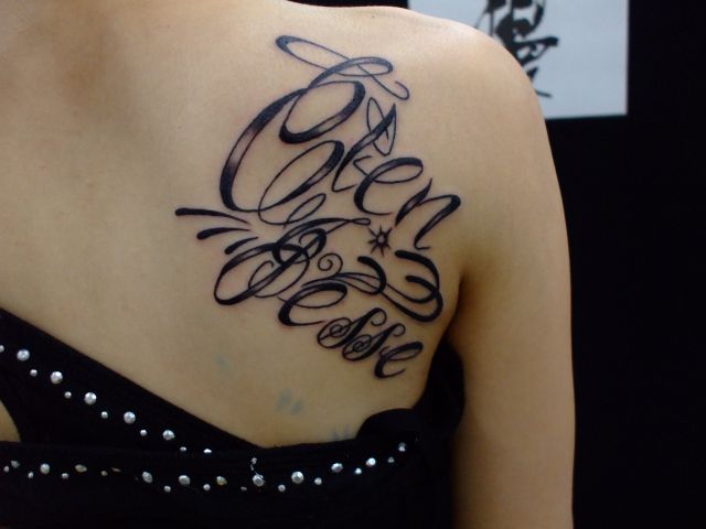 レター,女性,背中,オールドイングリッシュ,文字タトゥー/刺青デザイン画像