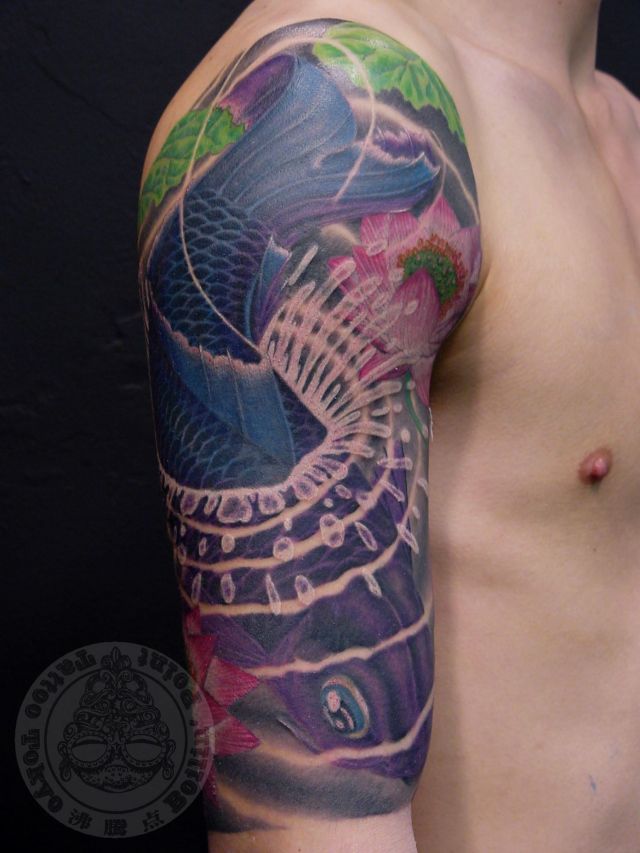 腕,二の腕,男性,鯉,蓮,波,華,フラワー,カラー,カラフルタトゥー/刺青デザイン画像