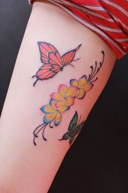 太もも,蝶,花,カラータトゥー/刺青デザイン画像