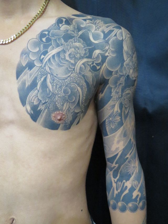 腕,肩,胸,二の腕,風神,雷神,烏彫りタトゥー/刺青デザイン画像