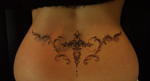 背中,腰,女性,トライバル,クロス,十字架タトゥー/刺青デザイン画像