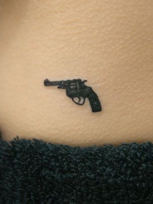 女性,胸,銃,ワンポイントタトゥー/刺青デザイン画像