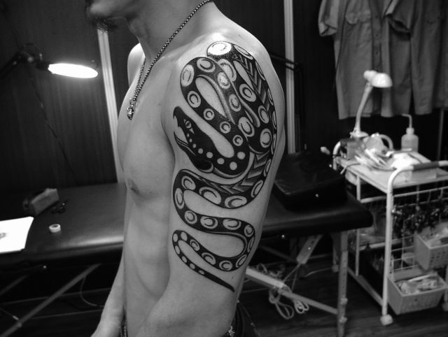 肩,蛇,トライバル,ブラック＆グレイ,ブラック＆グレータトゥー/刺青デザイン画像