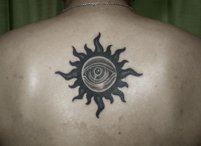 太陽,トライバル,目,背中タトゥー/刺青デザイン画像