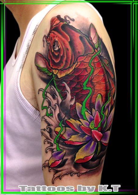 腕,肩,男性,鯉,蓮,花,のぼり鯉,カラー,カラフルタトゥー/刺青デザイン画像