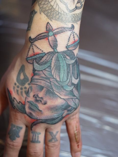 手,手の甲,男性,天秤,女,女神,カラータトゥー/刺青デザイン画像