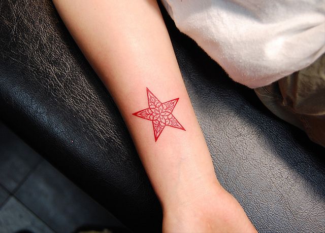腕,手,手首,女性,ワンポイント,トライバル,星,カラータトゥー/刺青デザイン画像