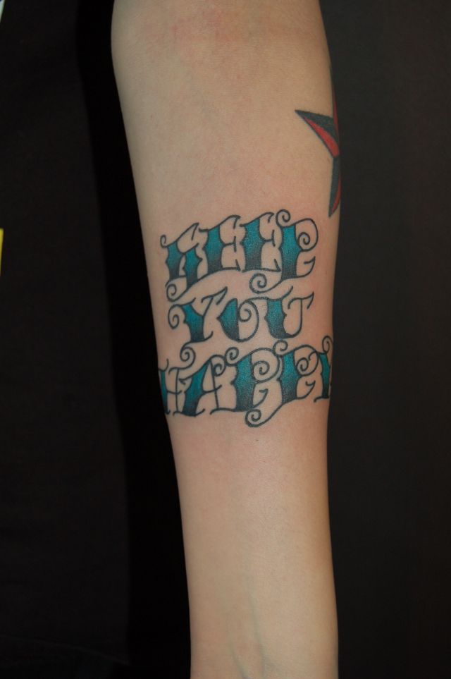 腕,女性,ワンポイント,文字,レタリング,カラー,青タトゥー/刺青デザイン画像