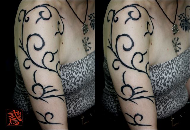 腕,胸,トライバル,蓮,草タトゥー/刺青デザイン画像