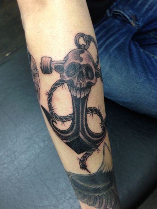腕,二の腕,スカル,ドクロ,髑髏,ブラック＆グレイタトゥー/刺青デザイン画像