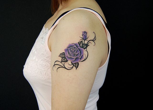 腕,女性,二の腕,フラワー,トライバル,薔薇,花,カラータトゥー/刺青デザイン画像