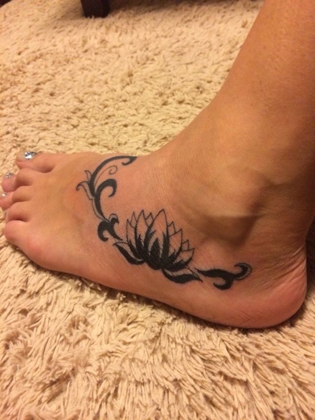足,フラワー,ブラック＆グレイタトゥー/刺青デザイン画像