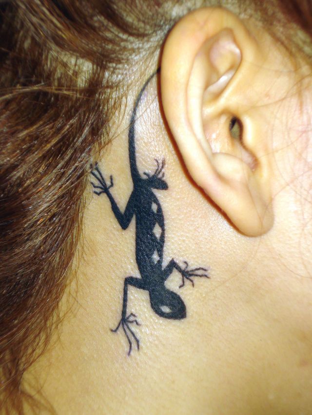 ワンポイント,耳,女性,トカゲ,動物タトゥー/刺青デザイン画像