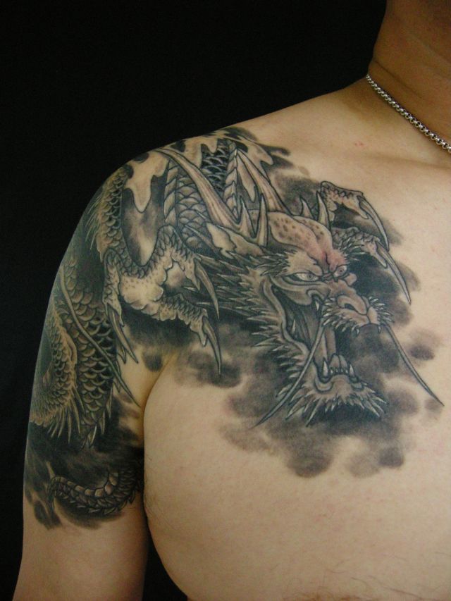 腕,男性,肩,胸,龍,ブラック＆グレイ,ブラック＆グレータトゥー/刺青デザイン画像