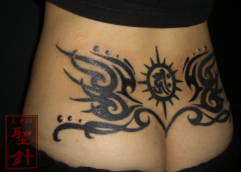 腰,女性,梵字,太陽,トライバル,トライバルタトゥー,ブラック＆グレイ,ブラック＆グレータトゥー/刺青デザイン画像