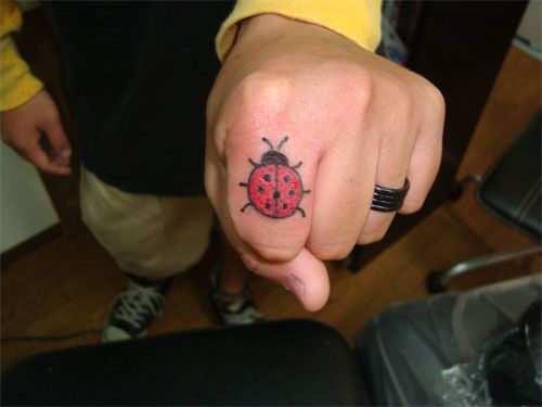指,てんとう虫,カラータトゥー/刺青デザイン画像