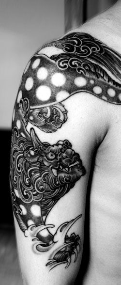 肩,唐獅子,ブラック＆グレータトゥー/刺青デザイン画像