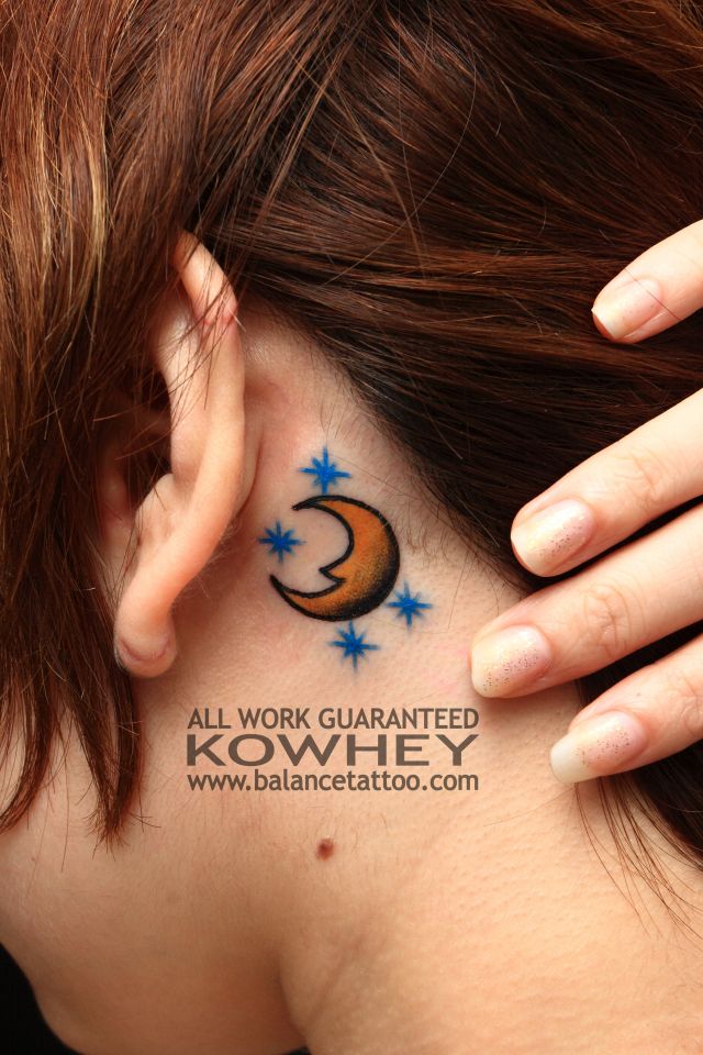 月,星,耳,女性タトゥー/刺青デザイン画像