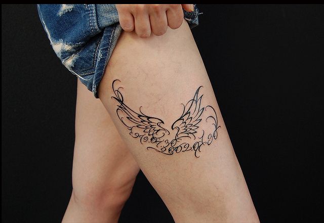 足,女性,太もも,ワンポイント,トライバル,羽,文字タトゥー/刺青デザイン画像