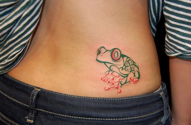 腰,女性,ワンポイント,トライバル,蛙,カエル,カラータトゥー/刺青デザイン画像