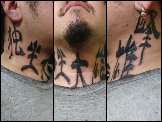 首 男性 文字 漢字 ギャング文字 ブラック グレイ ブラック グレー スジ彫りのタトゥーデザイン タトゥーナビ