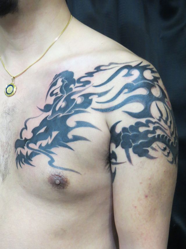 腕,肩,胸,龍,トライバルタトゥー/刺青デザイン画像