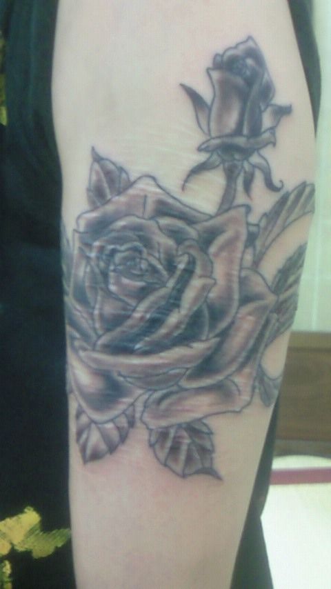 薔薇,ブラック＆グレー,腕,花タトゥー/刺青デザイン画像