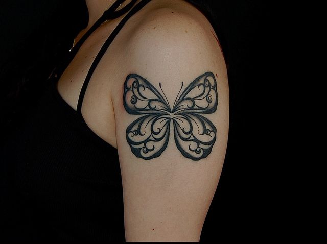腕,女性,二の腕,蝶,バタフライ,トライバル,ブラック＆グレータトゥー/刺青デザイン画像