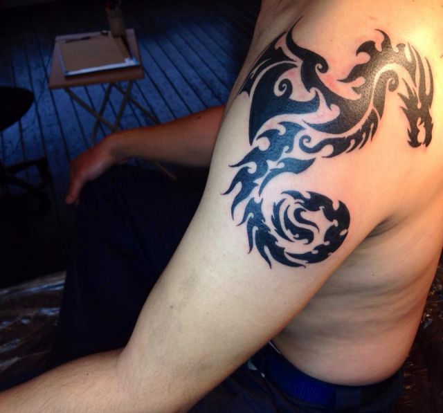 背中,肩,トライバル,ドラゴン,トライバルタトゥー,ブラック＆グレイ,ブラック＆グレータトゥー/刺青デザイン画像