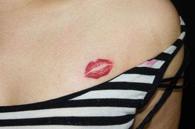 胸,女性,キスマーク,口紅,リアリスティック,唇,カラータトゥー/刺青デザイン画像