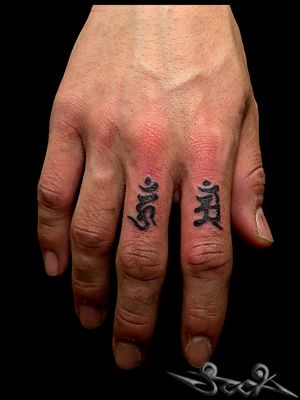 手,指,男性,ワンポイント,梵字,ブラック＆グレイ,ブラック＆グレータトゥー/刺青デザイン画像