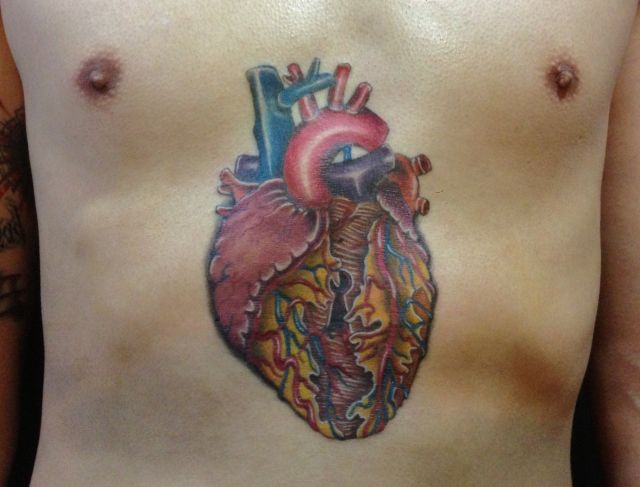 胸,心臓,カラー,カラフルタトゥー/刺青デザイン画像