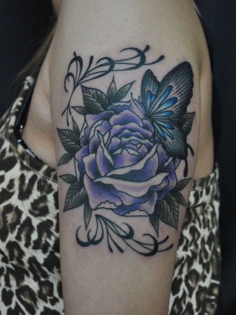 肩,女性,蝶,バラ,カラータトゥー/刺青デザイン画像