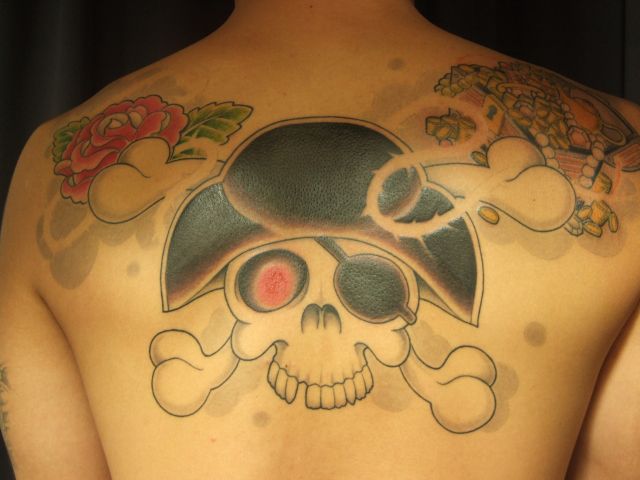 背中,海賊,ドクロ,宝箱,薔薇,花タトゥー/刺青デザイン画像