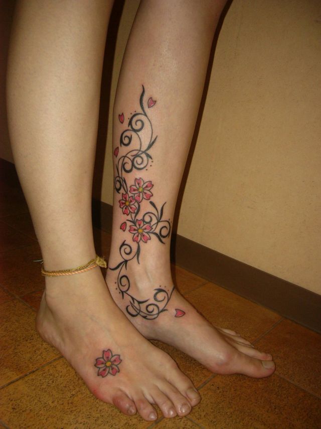 足,ふくらはぎ,くるぶし,トライバル,桜,カラー,カラフルタトゥー/刺青デザイン画像