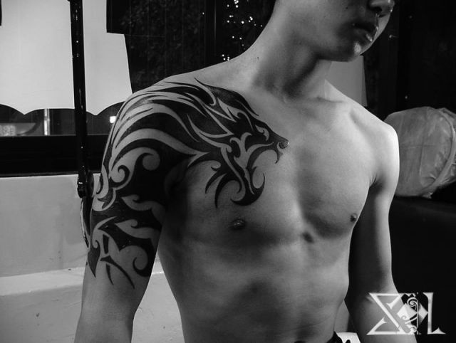 腕,肩,胸,トライバル,ライオン,ブラック＆グレイ,ブラック＆グレータトゥー/刺青デザイン画像
