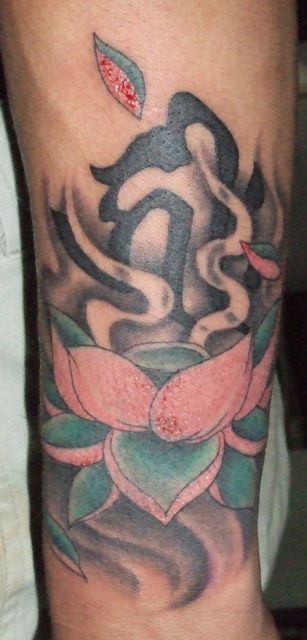 手首 男性 梵字 ワンポイント 蓮 カバーアップ 花 カラーのタトゥーデザイン タトゥーナビ