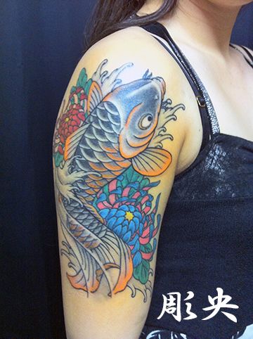 腕,女性,鯉,菊,カラータトゥー/刺青デザイン画像